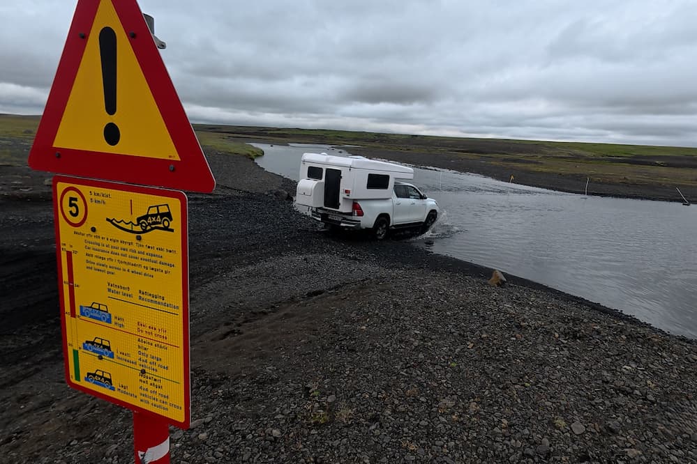 Cruce del río Hellisá en la F206