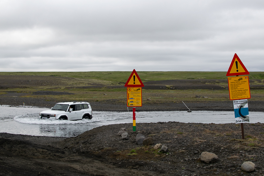 Cruce del río Hellisá en la F206