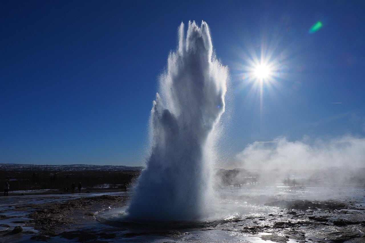 Erupción de Strokkur en el área geotermal de Geysir